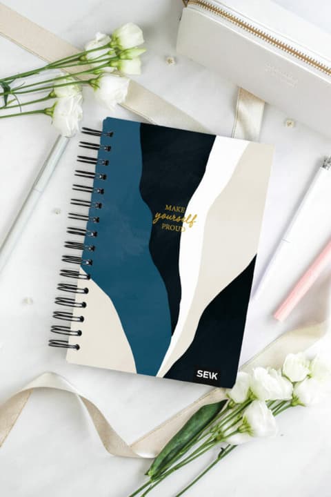 SEIK Tegude Kalender märkmik - spiraalköites sini-must-valge 2026